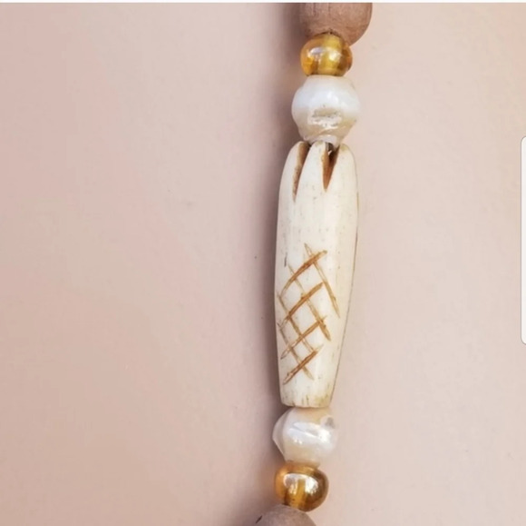 VINTAGE CARVED BONE, RED CLAY & MOTHER OF PEARL BEADED TRIBAL NECKLACE - Picture 4 of 4